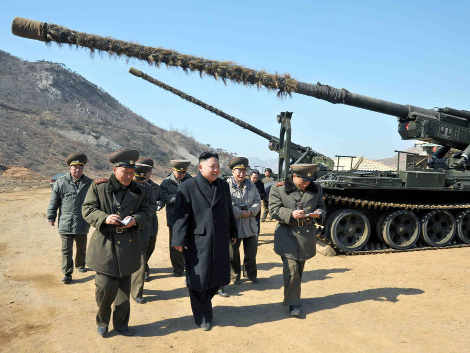 Kim Chính Ân kiểm tra một đơn vị pháo binh tầm xa tại một địa điểm không được tiết lộ. (Ảnh không đề ngày do Thông tấn xã trung ương Bắc Hàn cung cấp ngày 12/3/2013)