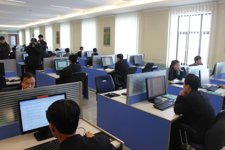 Các sinh viên trong phòng máy tại một đại học ở Bình Nhưỡng đang xem một số trang mạng, trong đó có Wikipedia và Google. Nhưng nhìn kỹ hơn sẽ thấy họ hầu như chỉ rê chuột lên xuống với vẻ hết sức tập trung và có kỷ luật. (Ảnh của đồng tác giả Jared Cohen)