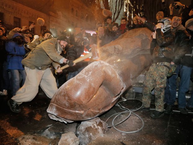 Người biểu tình kéo đổ tượng Lenin ở Kiev, ngày 8/12/2013.