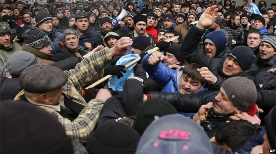 Người biểu tình thân Nga và người Tatar đụng độ về tương lai của Crimea. (AP)
