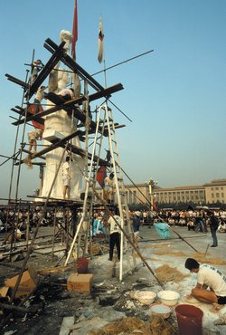 Dựng tượng Nữ thần Dân chủ, Quảng trường Thiên An Môn, tháng 5 năm 1989 (Ảnh: Alon Reininger/Contact Press Images)