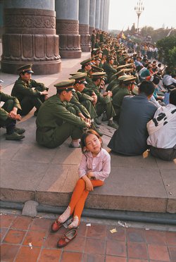 Binh lính Trung Quốc quan sát cuộc biểu tình ở Quảng trường Thiên An Môn vào tháng 5 năm 1989 trước khi quân đội được lệnh tấn công. (Ảnh: Ken Jarecke/Contact Press Images)