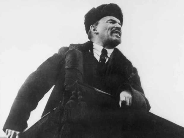 Lenin phát biểu vào tháng 10/1918 ở Moscow trong lễ kỷ niệm 1 năm cách mạng Bolshevik. (AFP/Getty Images)