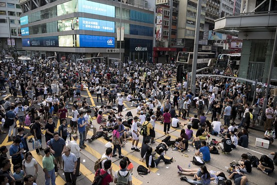 Người biểu tình đòi dân chủ phong tỏa Nathan Road, con đường chính qua trung tâm khu Cửu Long của Hong Kong hôm 29/9. (Ảnh: Alex Ogle/Agence France-Presse/Getty Images)