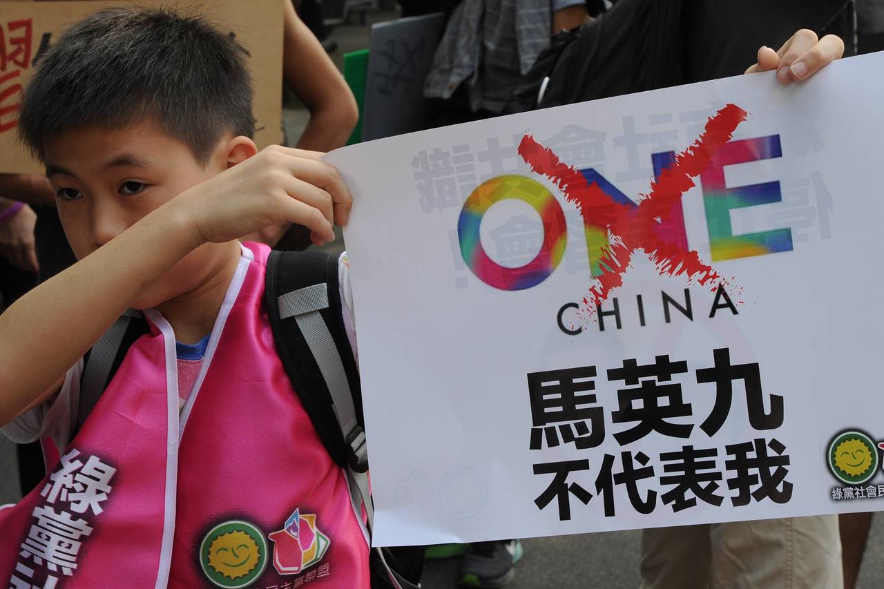 Một cậu bé Đài Loan tại một cuộc biểu tình ở Đài Bắc cầm biển ghi dòng chữ tiếng Hoa: “Mã Anh Cửu không đại diện cho tôi” hôm 7/11, ngày diễn ra cuộc gặp lịch sử ở Singapore (Ảnh: Sam Yeh/Agence France-Presse/Getty Images)