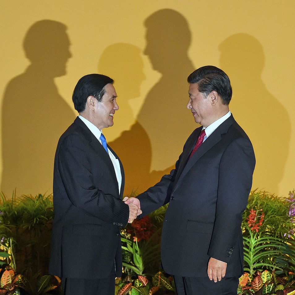 Tập Cận Bình, phải, bắt tay với Mã Anh Cửu trước cuộc gặp tại khách sạn Shangrila ở Singapore hôm 7/11. (Ảnh: Roslan Rahman/AFP/Getty Images)