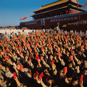 Hồng Vệ Binh cầm Mao tuyển, vẫy chào Mao Trạch Đông tại cuộc mít-tinh ở Quảng trường Thiên An Môn ngày 18-8-1966 (Nguồn: SCMP)