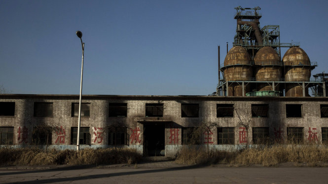 Nhà máy Thép Thanh Tuyền ở thành phố Đường Sơn, Hà Bắc, bị bỏ hoang và đóng cửa năm 2014, là một ví dụ điển hình của “xí nghiệp xác sống” ở Trung Quốc. (Ảnh: Kevin Frayer/Getty Images)