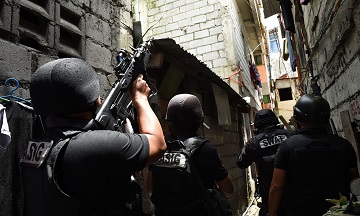 Một đội đặc nhiệm SWAT của cảnh sát Philippines thực hiện lệnh khám xét có liên quan tới ma túy tại một nhà định cư không chính thức ở thành phố Pasig City, ngoại ô Manila. (Ảnh: Ted Aljibe/AFP/Getty Images)