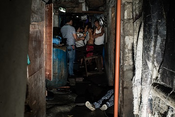 Một xác chết tại một khu ổ chuột Manila. (Ảnh: Patrick Tombola)