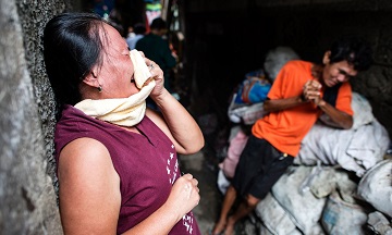 Cha mẹ đang than khóc của một người tình nghi sử dụng ma túy bị cảnh sát giết ở Manila, Philippines. Hơn 3.000 người đã chết trong cuộc chiến chống ma túy đẫm máu mới bắt đầu cách đây 3 tháng. (Ảnh: Noel Celis/AFP/Getty Images)