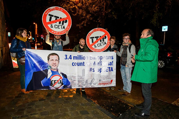 Biểu tình chống CETA bên ngoài nghị viện vùng Wallonia hôm 18-10-2016. (Ảnh: Nicolas Lambert)